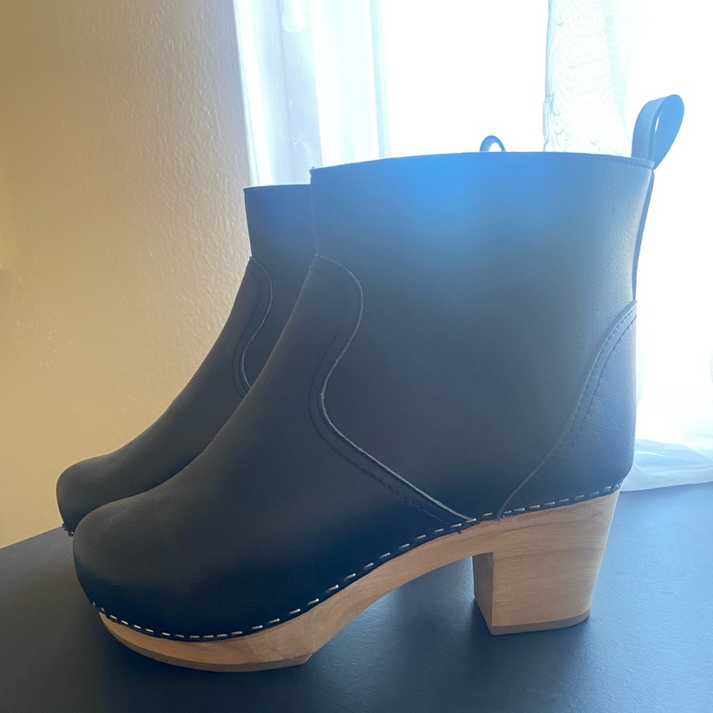 Novacas Marlowe Vegan Clog Boots. Black. Like New! MooShoes Free People